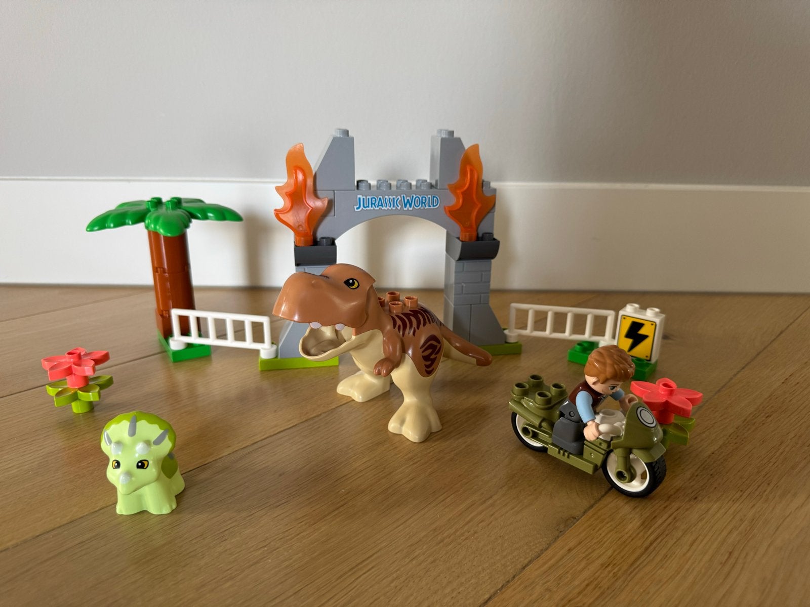 LEGO DUPLO Trex en Triceratops dinosaurus (10939), Ophalen, Jurassic World, Zo goed als nieuw, Compleet