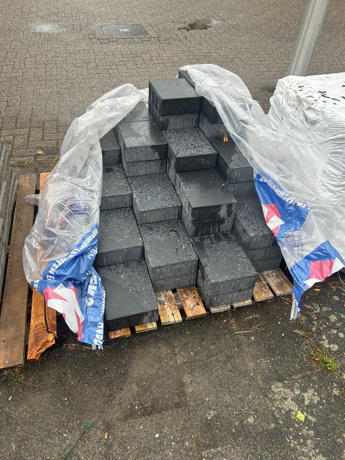 GRATIS 70 nieuwe betontegels van 28x21x8, Ophalen, Nieuw, Minder dan 5 m², Beton