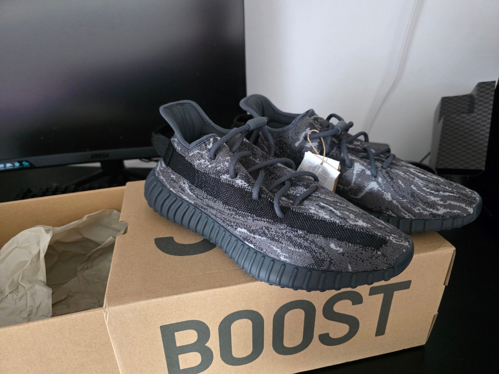 Adidas Yeezy Boost 350 V2 DARK SALT maat 44, Zwart, Nieuw, Ophalen of Verzenden, Sneakers of Gympen