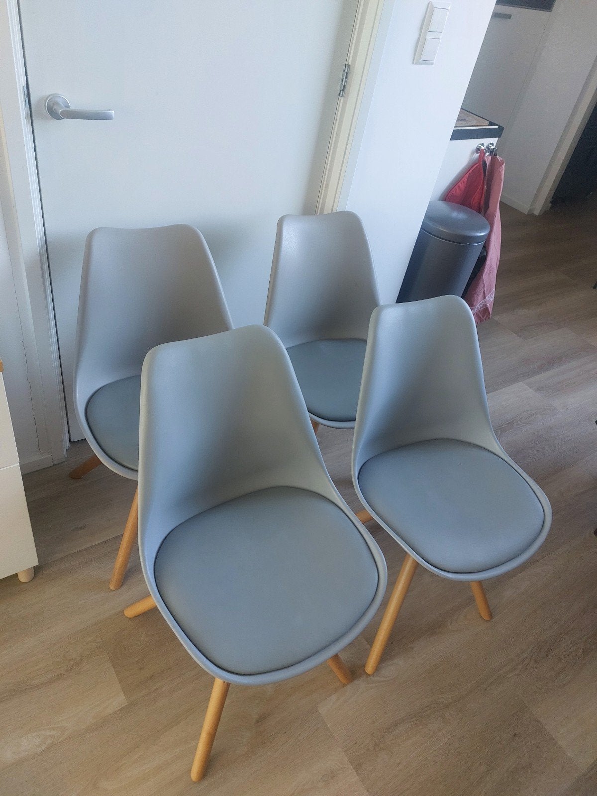 4 kuipstoelen - Grijs met houten poten, Zo goed als nieuw, Vier, Ophalen, Hout