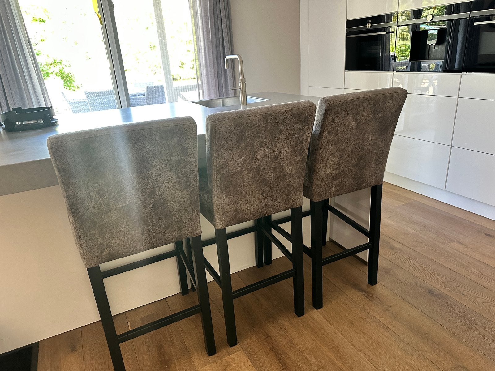 Op maat gemaakte barkrukken van echt leer, kleur grijs, Ophalen, Gebruikt, Leer, 90 cm of meer