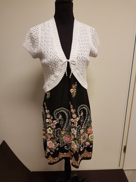 Jurk met pareltjes en borduursels met vestje, Maat 38/40 (M), Meerkleurig, Nieuw, Ophalen of Verzenden