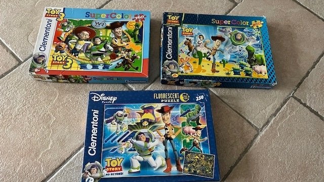 3 Toy Story puzzel, puzzle 250 stuks , 1 puzzel is fluoresce, Ophalen of Verzenden, 500 t/m 1500 stukjes, Gebruikt