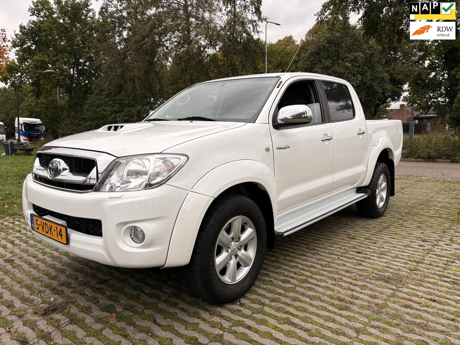 Toyota HiLux 3.0 D-4D SR DC - 4x4 - climatronic - goed onder, Auto's, Gebruikt, Elektrische ramen, Wit, Bedrijf