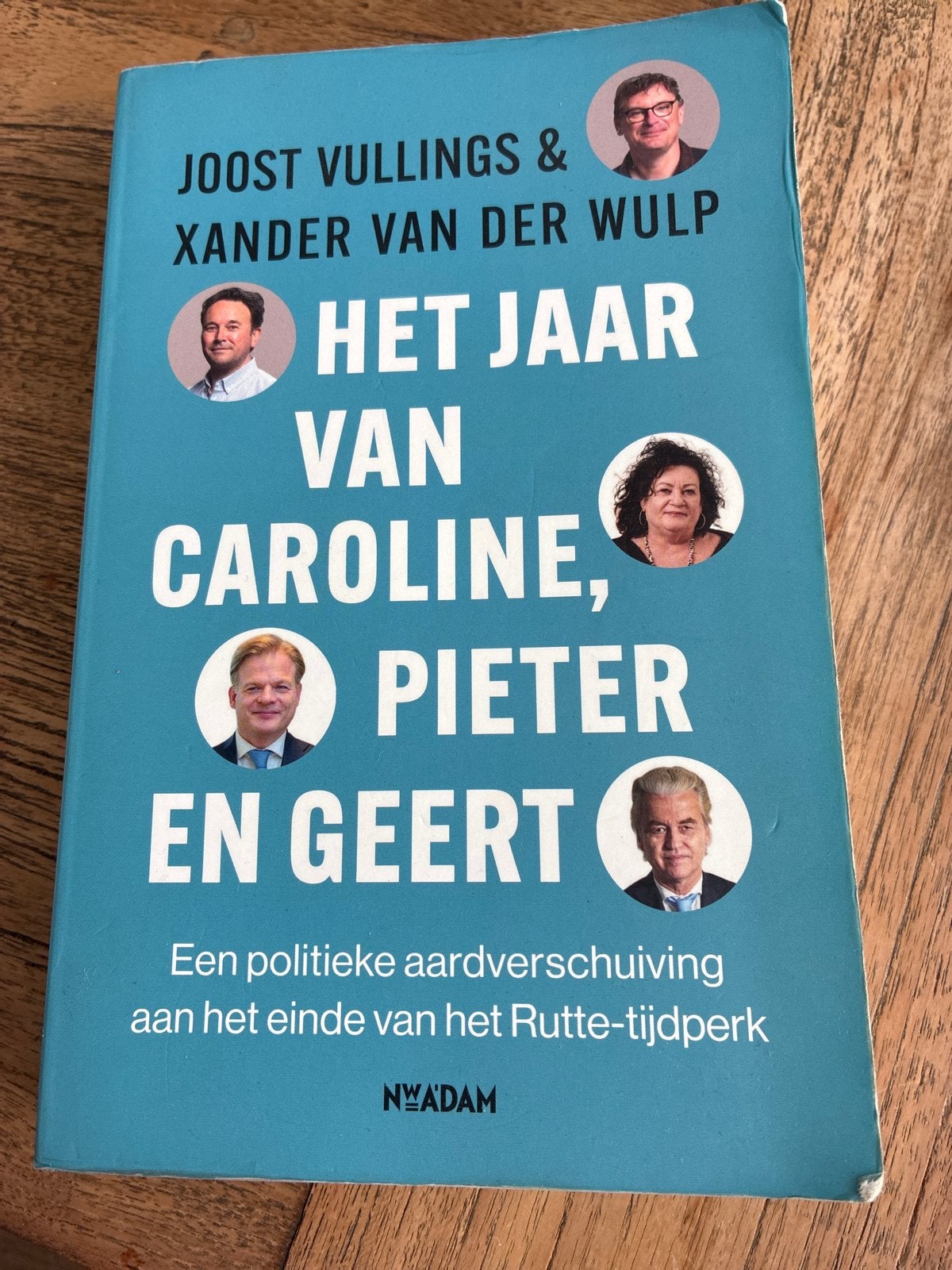 Het Jaar van Caroline, Pieter en Geert - Politieke Aardversc, Boeken, Politiek en Maatschappij, Ophalen of Verzenden, Gelezen