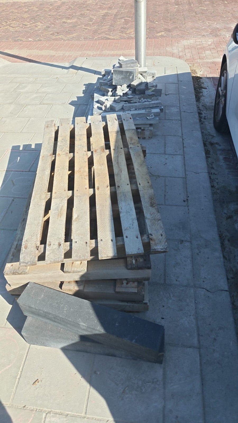 Gratis af te halen: Tuinstenen en pallets in Aarlanderveen, Tuin en Terras, Tegels en Klinkers, Ophalen