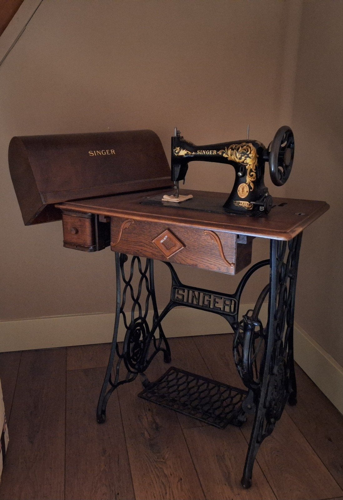 100 jaar oude antieke Singer naaimachine (1923)- Model 15K, Antiek en Kunst, Antiek | Naaimachines, Ophalen