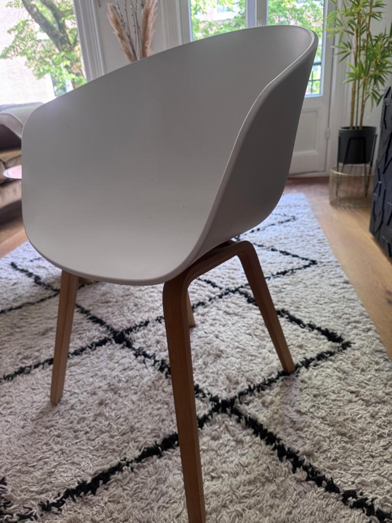 Twee HAY AAC22 stoelen - Wit met gelakt eiken onderstel, Huis en Inrichting, Ophalen, Twee, Wit, Zo goed als nieuw