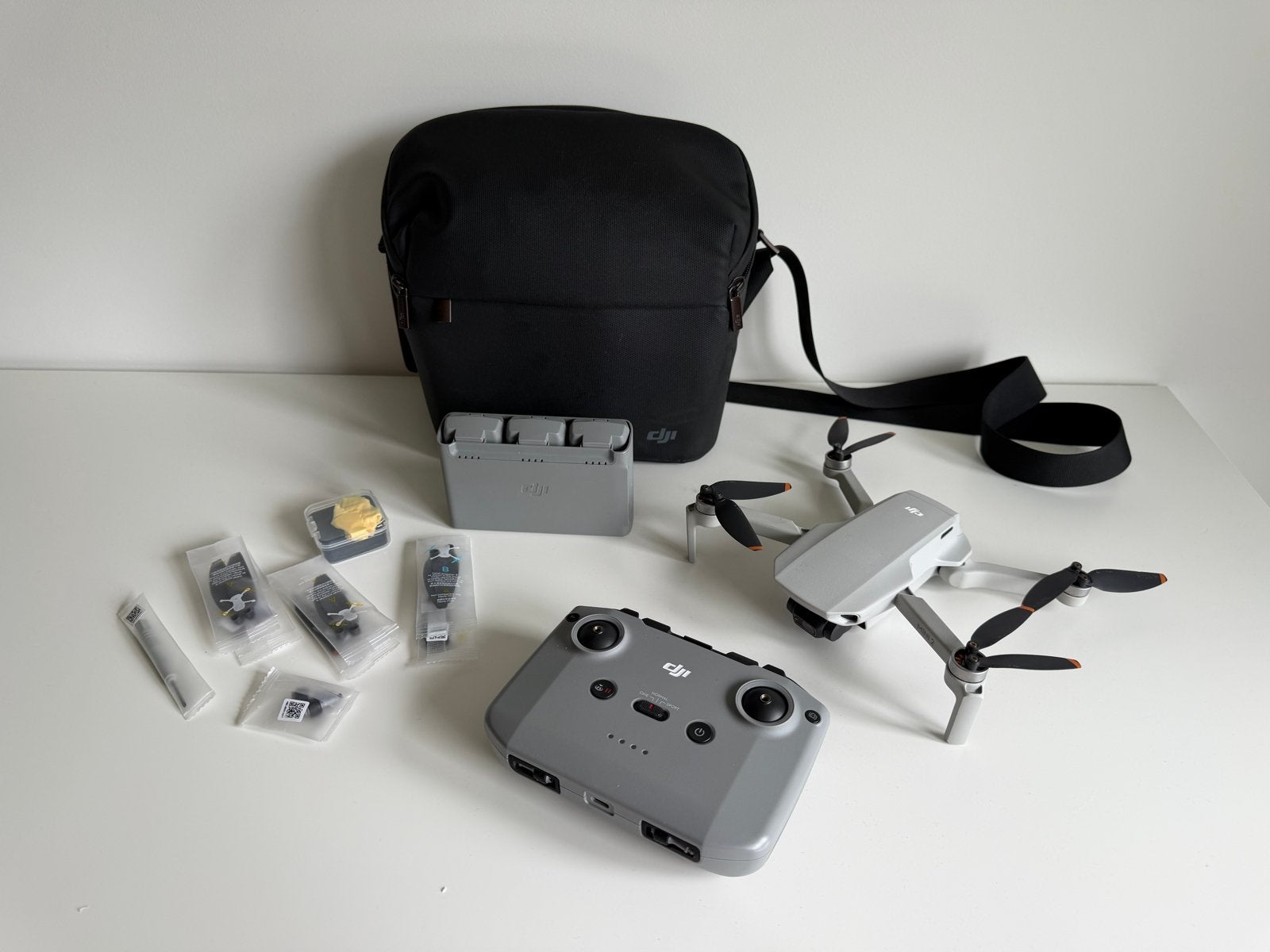 DJI Mini 2 Fly More Combo - zeer compleet dus!, 30 tot 45 minuten, Cameradrone, Extra accu('s), 5 tot 10 kilometer