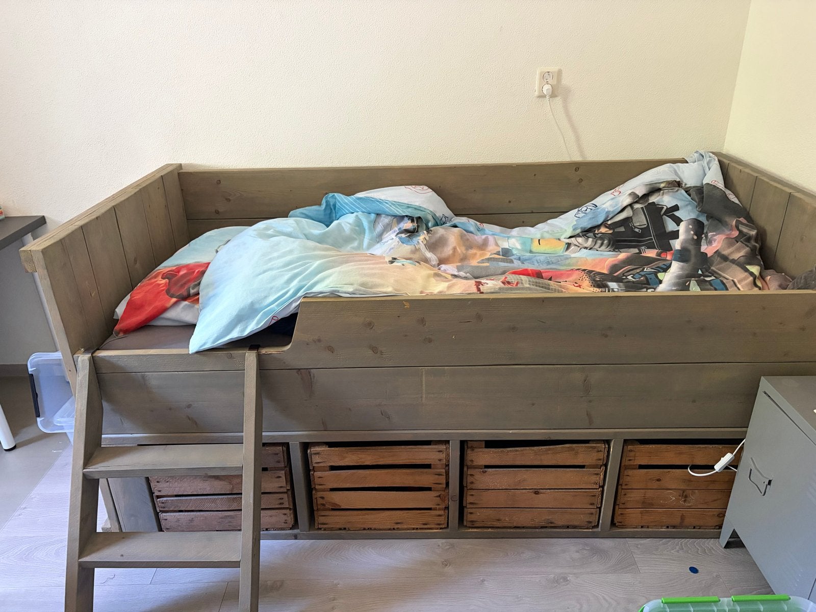 Steigerhouten kajuitbed met opbergkratten en trapje, Ophalen, Gebruikt, 90 cm, Eenpersoons