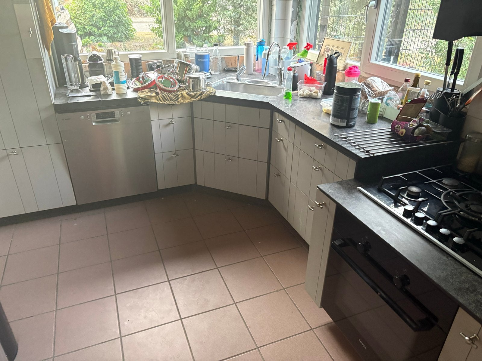 Gebruikte Keuken met Composiet Blad en Apparatuur, Ophalen, Gebruikt, Wit, Hoekkeuken