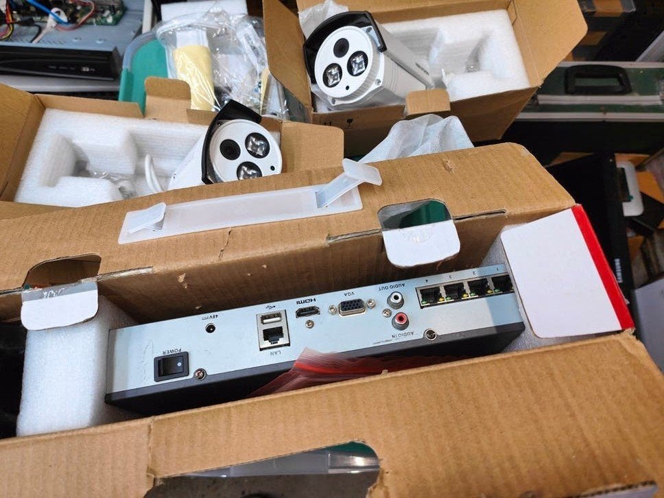 Hikvision NVR 4K 4POE + 2 cameras, Ophalen of Verzenden, Zo goed als nieuw