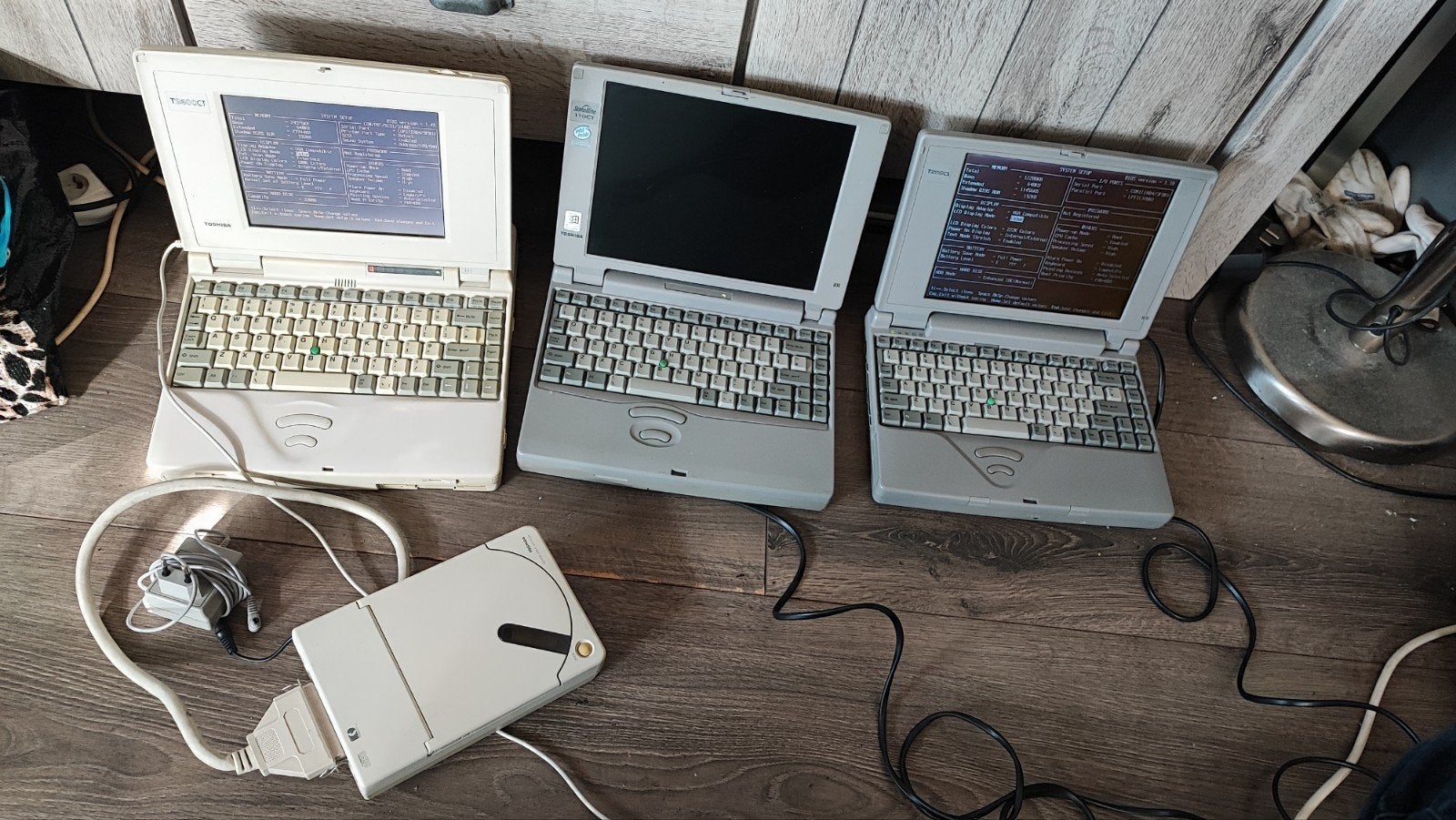 Unieke Retro Toshiba Tijdcapsule Set (3x Laptops, Docking, T, HDD, Minder dan 4 GB, Minder dan 2 Ghz, 10 inch of minder