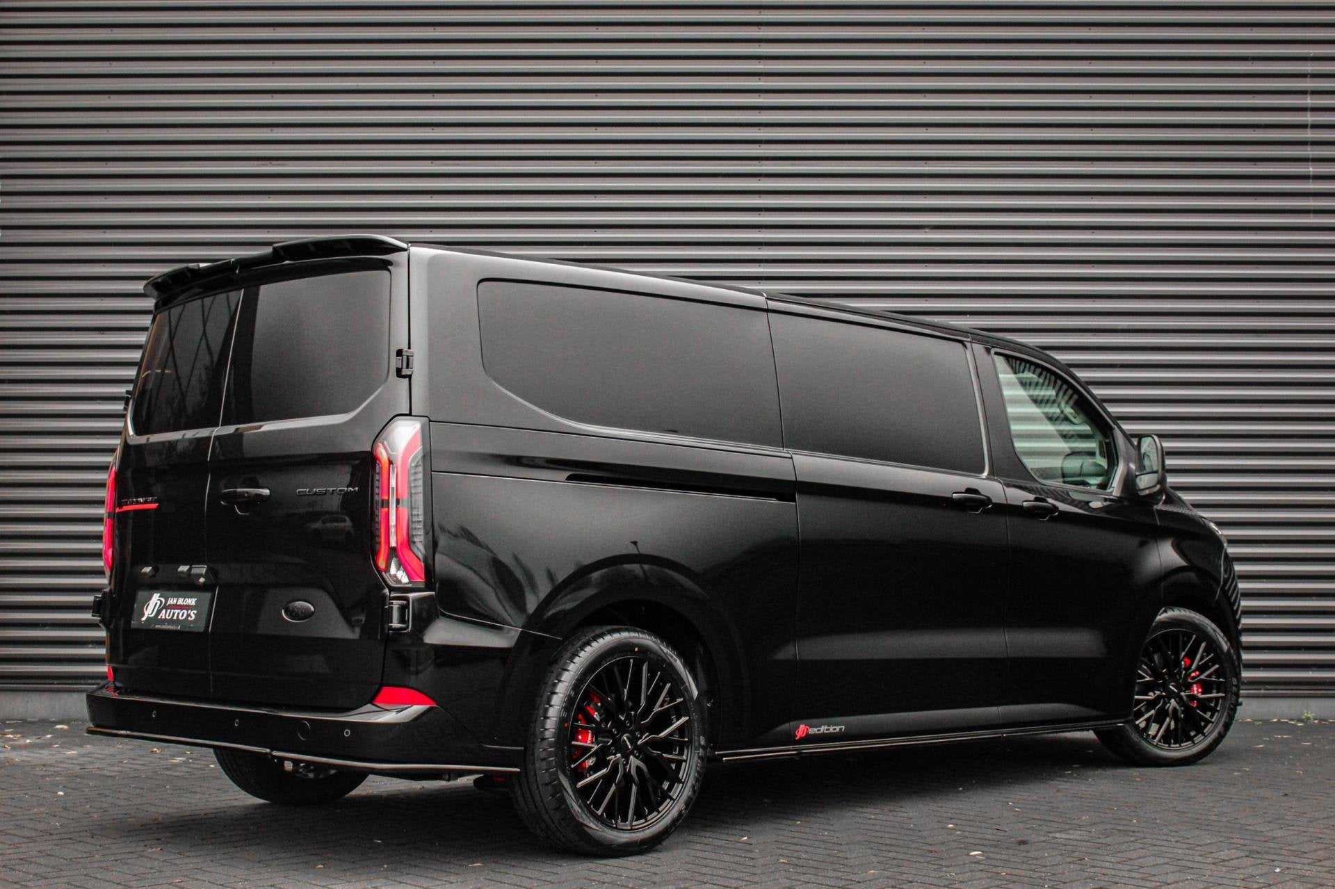 Ford E-Transit Cust. 340 L2H1 Limited 71 kWh 218PK / JB-EDIT, Automaat, Dealer onderhouden, Achterwielaandrijving, Zwart