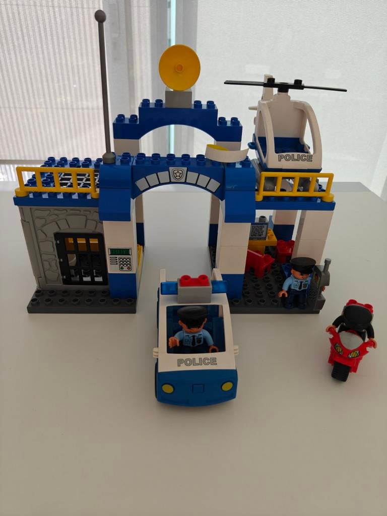 Lego Duplo (5681) Politiebureau met auto en helikopter, Kinderen en Baby's, Speelgoed | Duplo en Lego, Inclusief minifiguren, Gebruikt