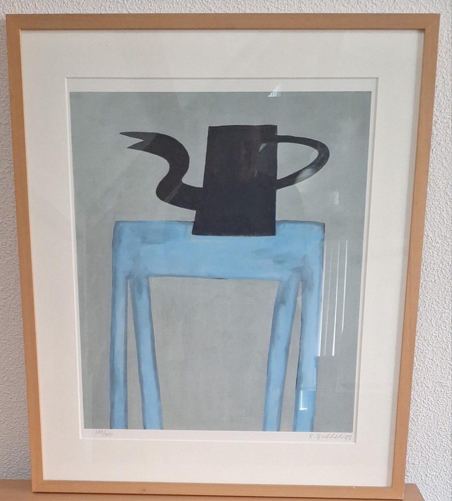 Offsetdruk Gubbels koffiepot op blauwe tafel, Ophalen, Abstract, Stilleven, Print
