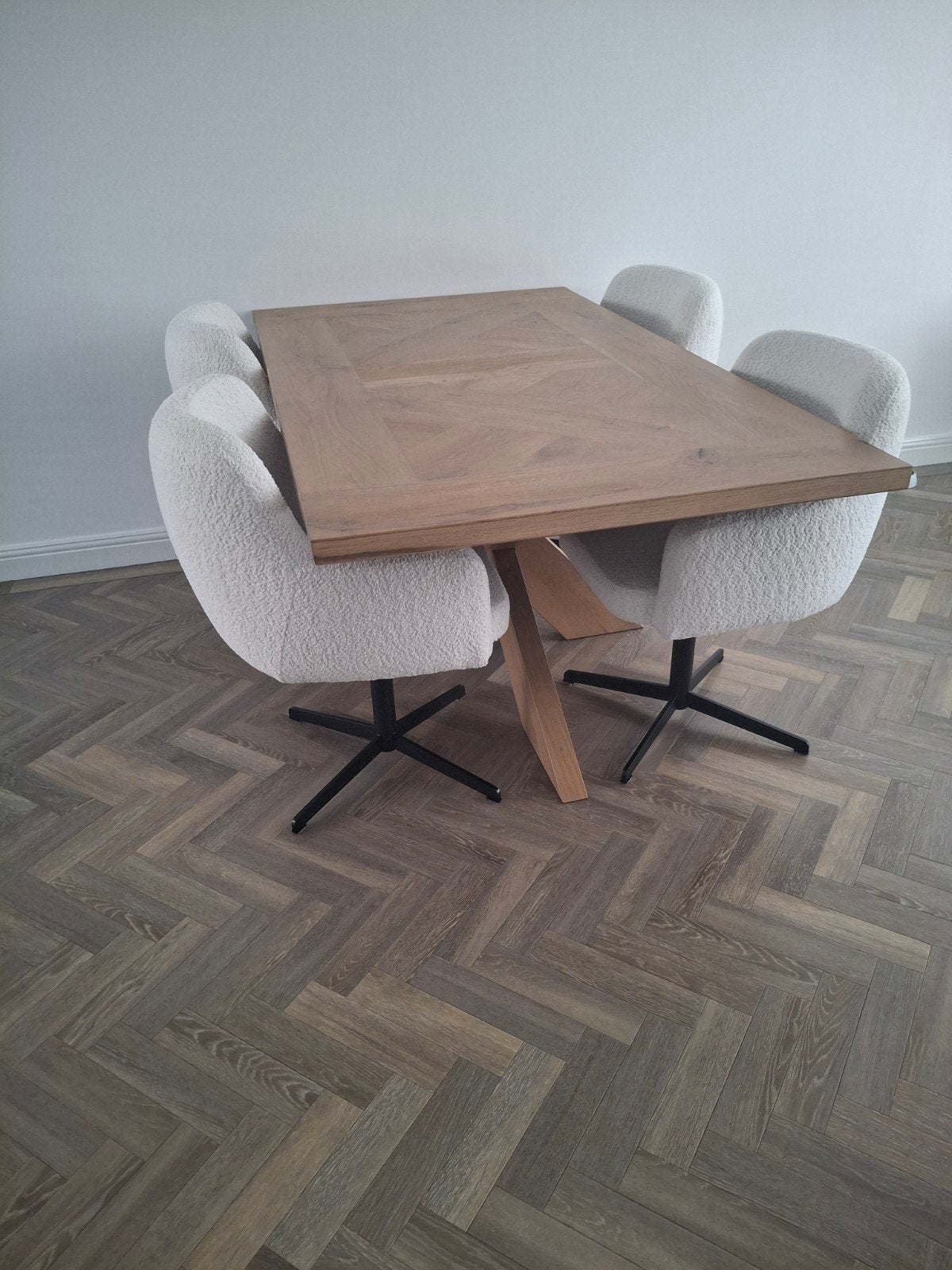 Eikenhouten eettafel met kruismotief en 4 stoelen, Huis en Inrichting, Ophalen, Eikenhout, 50 tot 100 cm, Zo goed als nieuw