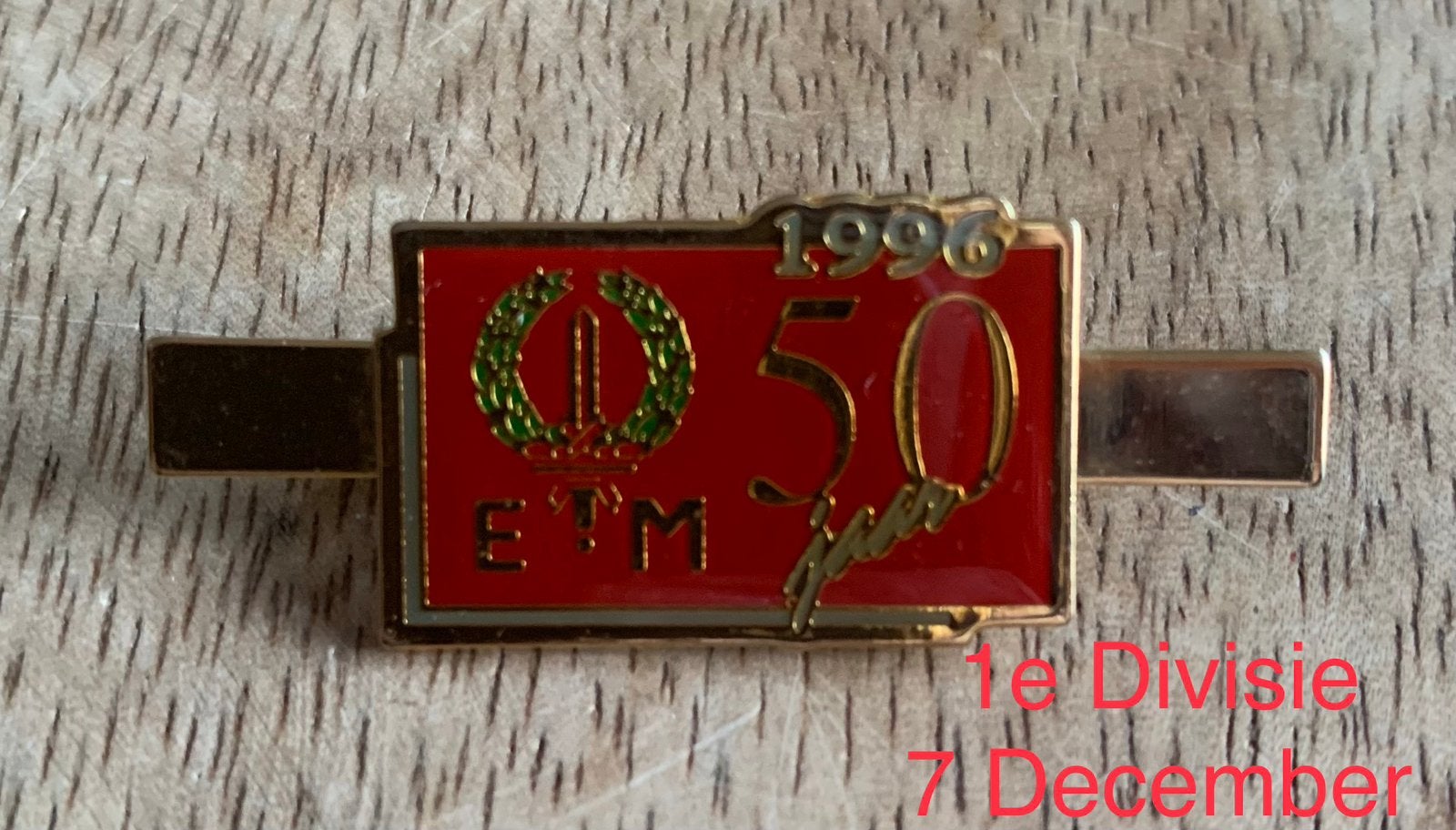 1e Divisie (7 December) “1996” 50 Jaar Pin, Verzamelen, Ophalen of Verzenden