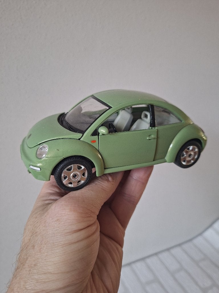 Volkswagen New Beetle 1998 Groen 1:24 Bburago, Ophalen of Verzenden, Zo goed als nieuw, Auto, Bburago