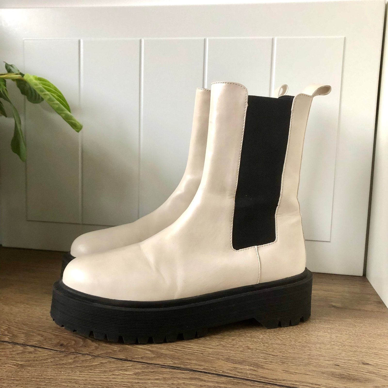 Pull&Bear Chelsea Boots met plateauzool beige /zwart Maat 40, Kleding | Dames, Schoenen, Ophalen of Verzenden, Zo goed als nieuw