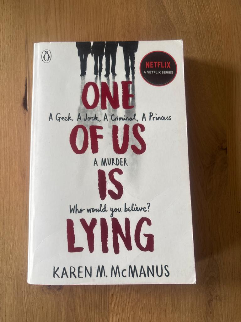 One of Us Is Lying - Karen M. McManus (Engels), Boeken, Ophalen of Verzenden, Zo goed als nieuw, Amerika