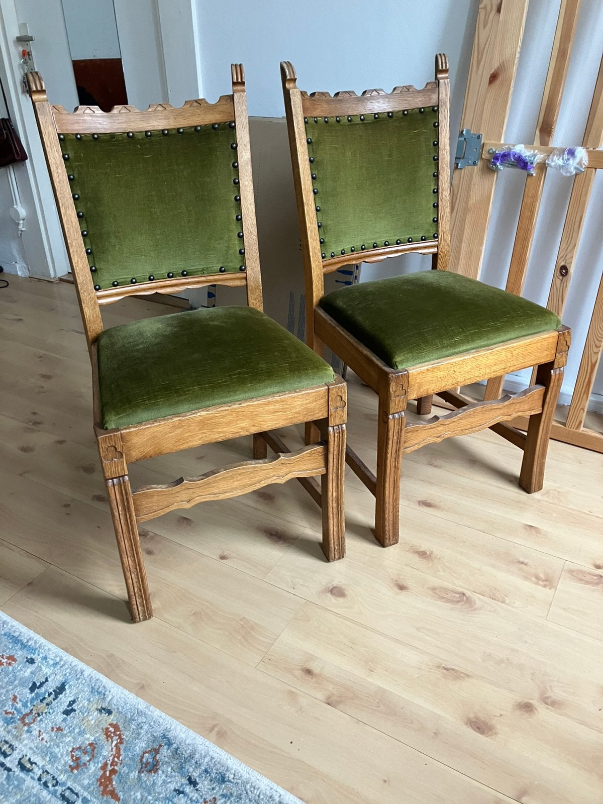 Antieke stoelen, Ophalen