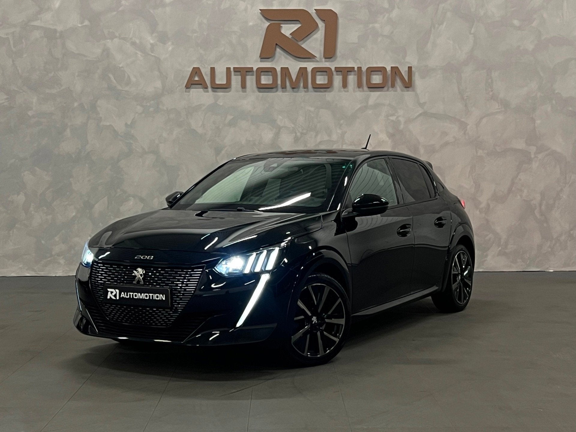 Peugeot 208 1.2 PureTech 3x GT|KEYLESS|CAMERA|CARBON INTERIE, Auto's, Peugeot, 101 pk, Gebruikt, Leder en Stof, Zwart