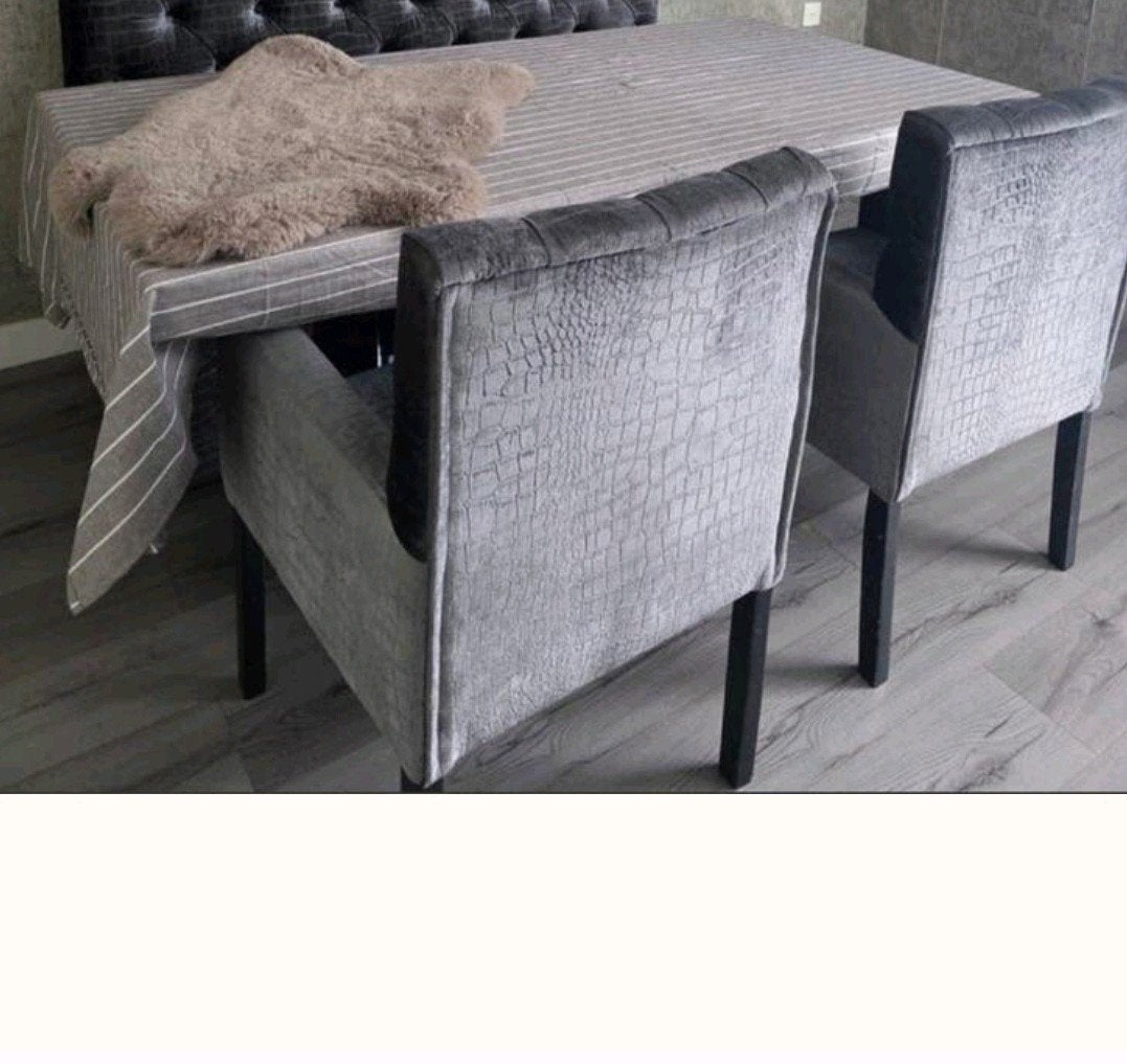 Eettafel met 2 velvet stoelen grijs croco, Huis en Inrichting, Complete eetkamers, Ophalen, Gebruikt, Minder dan 4 stoelen