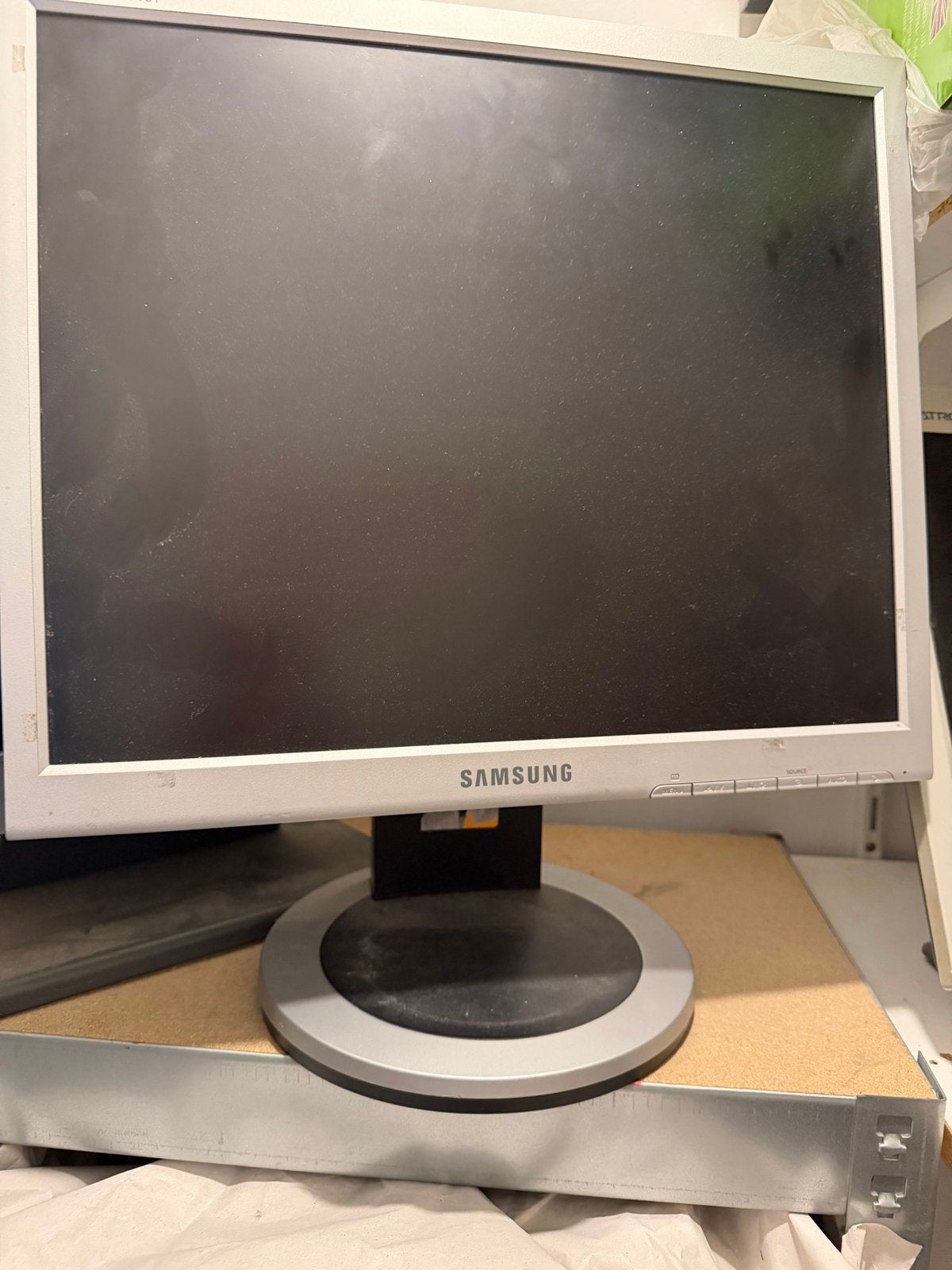 4 Complete computers met toebehoren (monitoren, toetsenborde, Computers en Software, Desktop Pc's, Gebruikt, HDD, Minder dan 4 GB