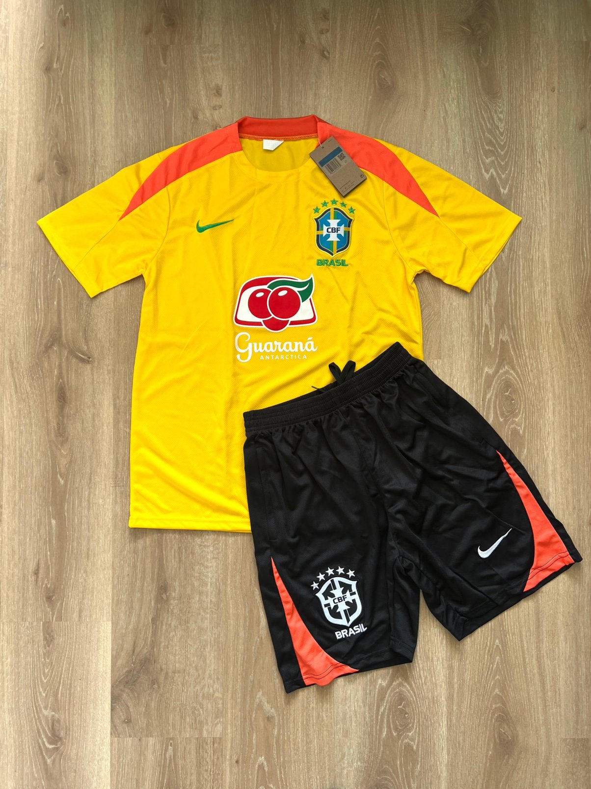 Brazilië trainingsset Nike geel  Maat M, Maat 48/50 (M), Geel, Nieuw, Ophalen of Verzenden
