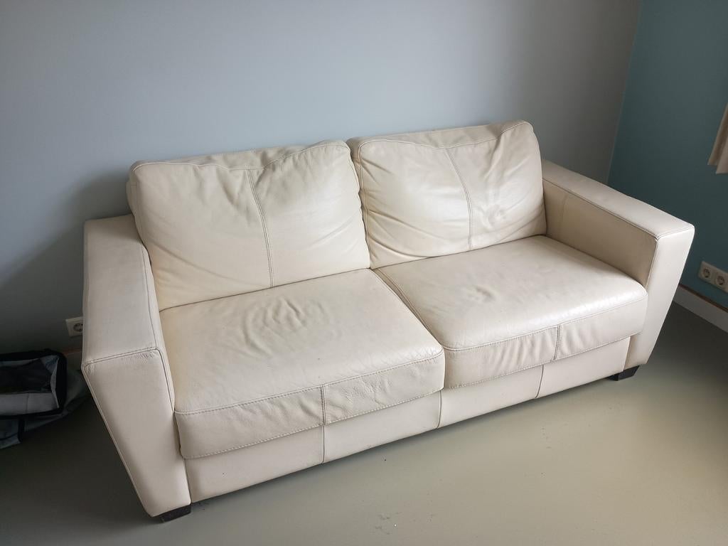 Comfortabele crèmekleurige leren tweezitsbank, Huis en Inrichting, Gebruikt, 150 tot 200 cm, Tweepersoons, Ophalen of Verzenden