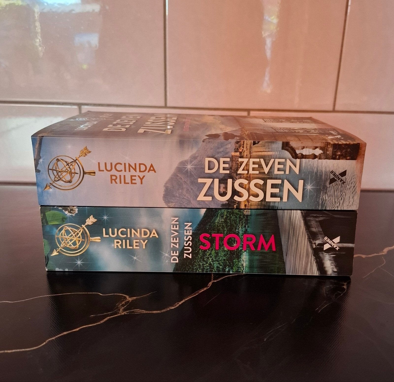 De Zeven Zussen - Deel 1 & 2 (Lucinda Riley), Boeken, Ophalen of Verzenden, Gelezen, Lucinda Riley, Nederland