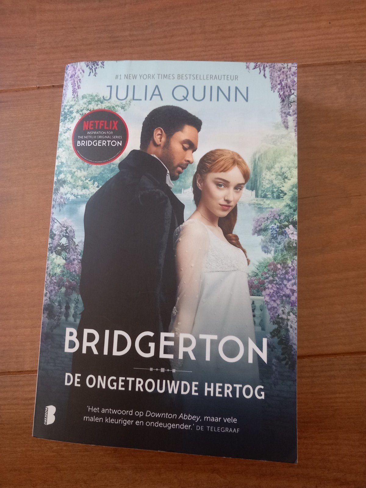 Bridgerton Deel 1: De Ongetrouwde Hertog - Julia Quinn, Boeken, Ophalen of Verzenden, Zo goed als nieuw, Nederland, Julia Quinn