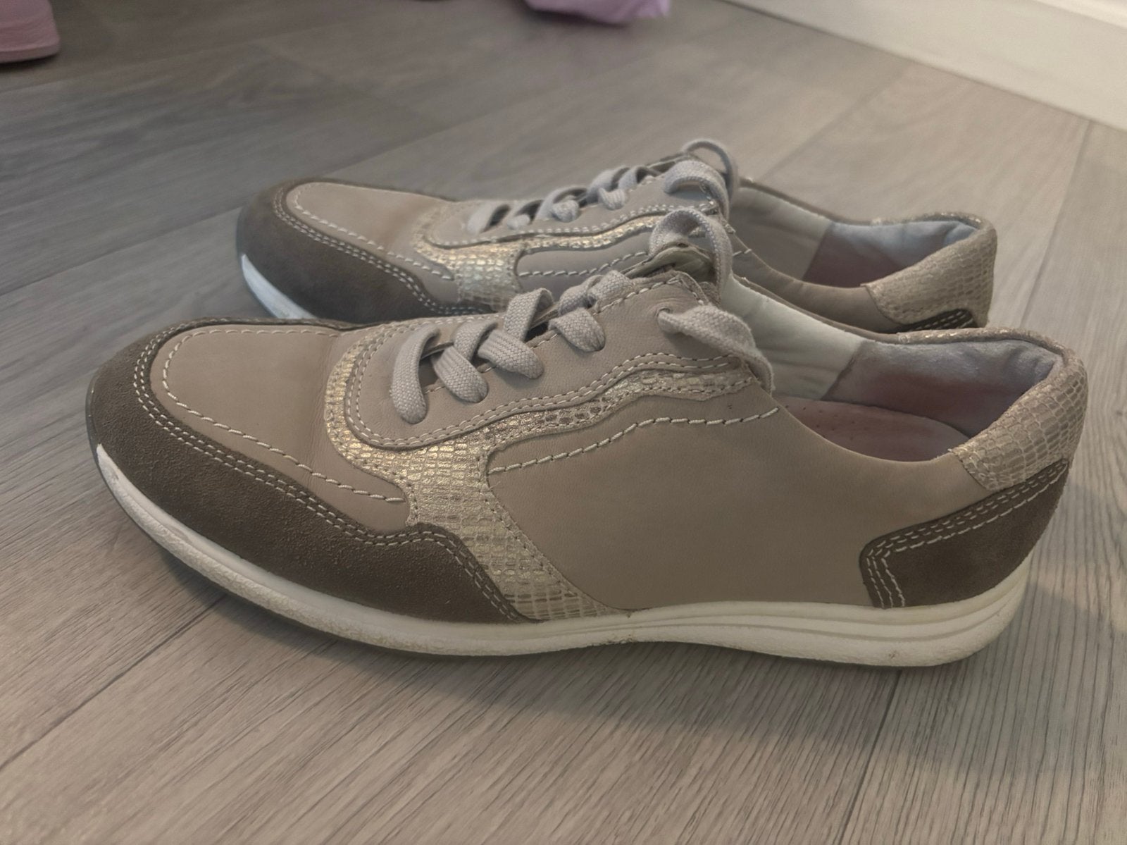 Comfort schoenen, Beige, Ophalen of Verzenden, Sneakers of Gympen, Zo goed als nieuw