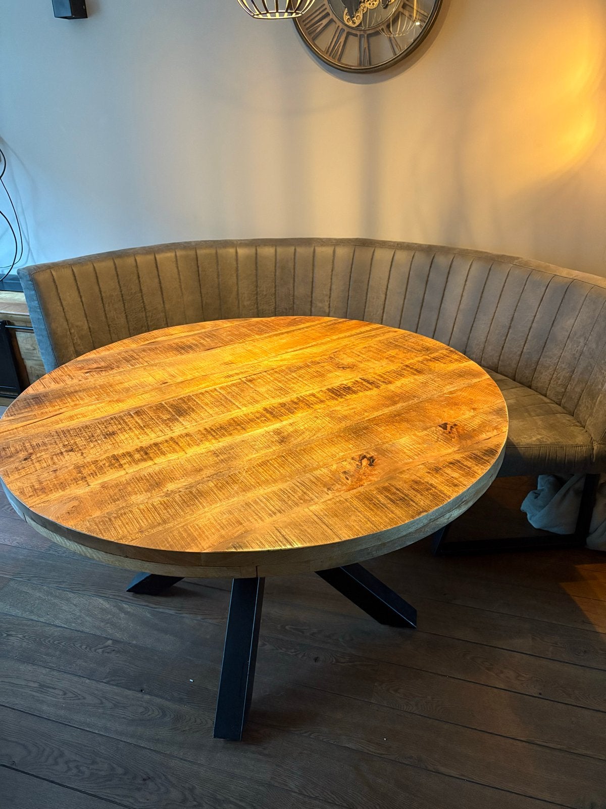 Mango eettafel rond 130cm met bank en 2 stoelen, Ophalen, Gebruikt, 100 tot 150 cm, Rond