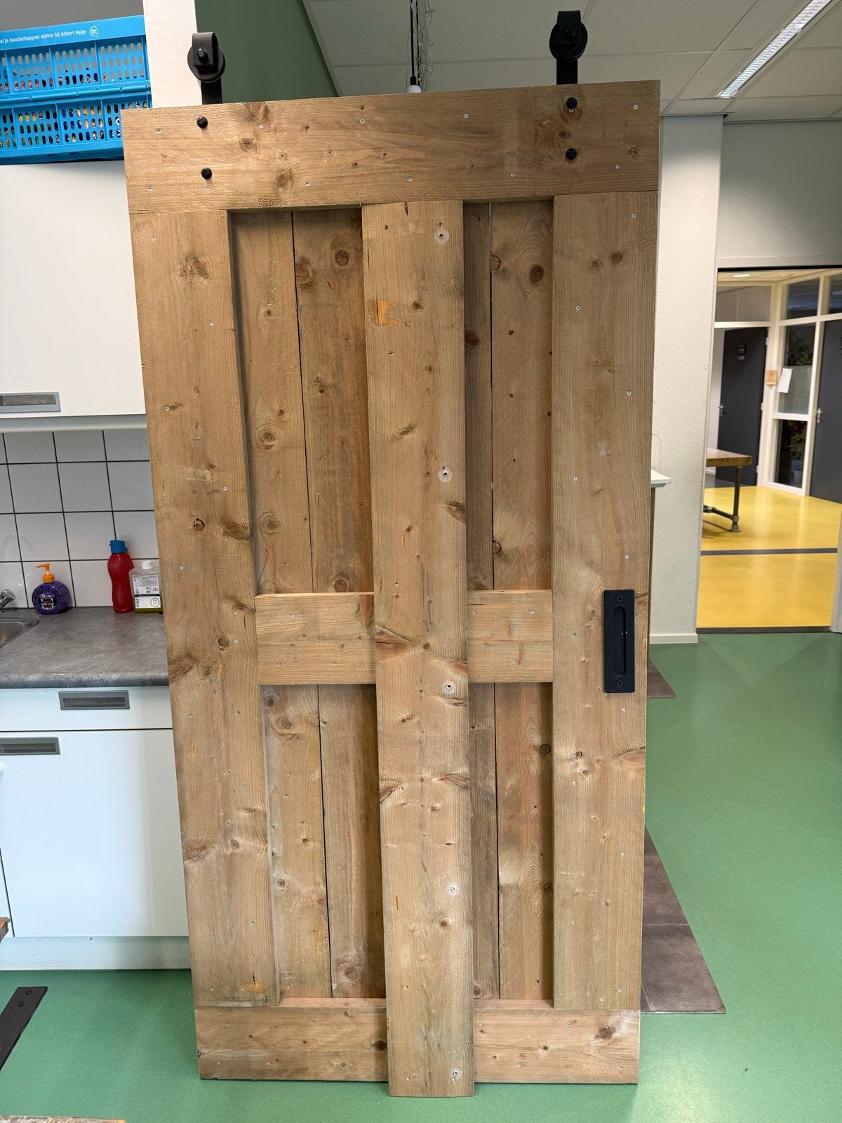Robuuste houten schuifdeur met rails en handvat, Gebruikt, 80 tot 100 cm, Binnendeur, Ophalen of Verzenden