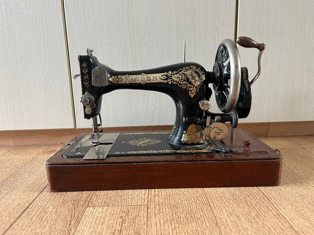 Antieke Singer naaimachine, Ophalen