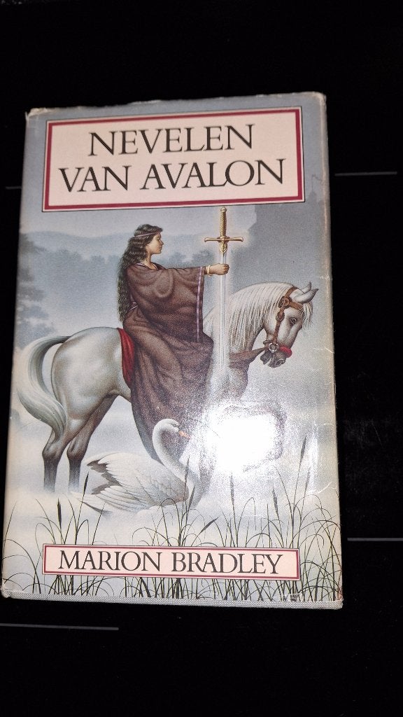 Nevelen van Avalon - Marion Bradley, Ophalen of Verzenden, Gelezen, Marion Bradley