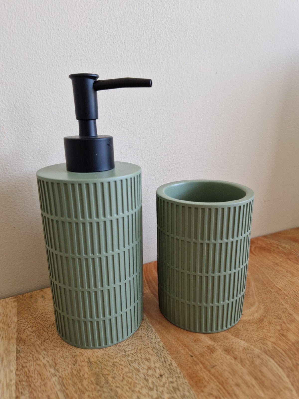 Nieuwe zeepdispenser en beker set - Groen, Ophalen of Verzenden, Nieuw, Groen, Zeepdispenser/zeepbakje