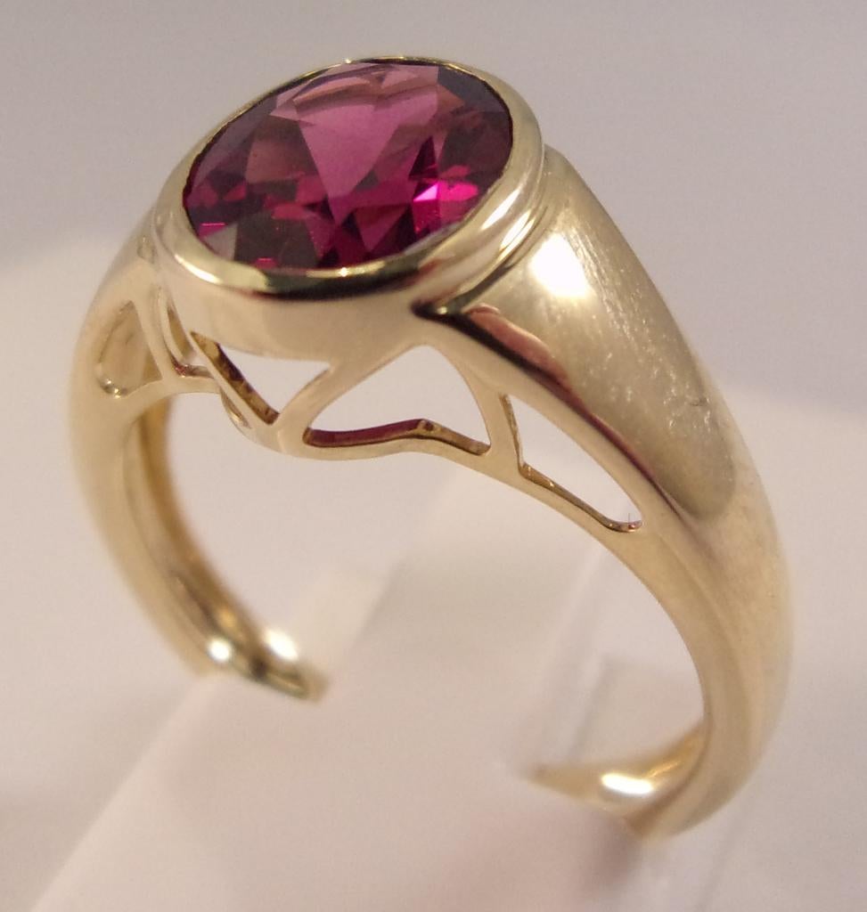 Geelgouden designer ring met Rhodoliet – gemerkt IV 375, Verzenden, Nieuw, 17 tot 18, Met edelsteen