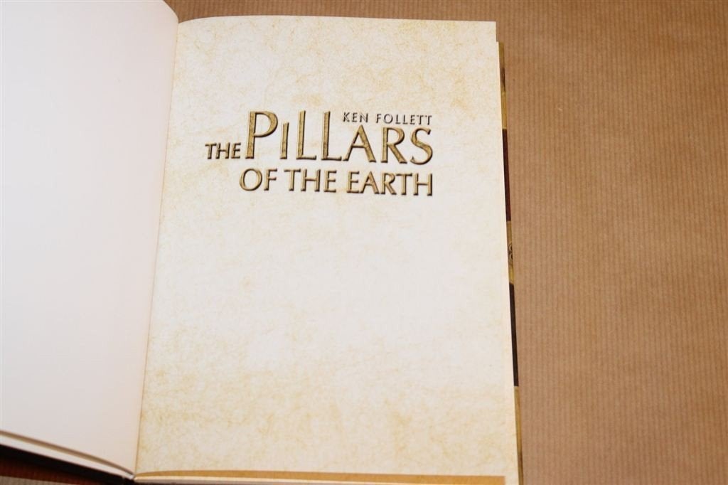The Pillars Of The Earth — Ken Follett Special Uitgave, Ophalen of Verzenden, Gelezen, Personen