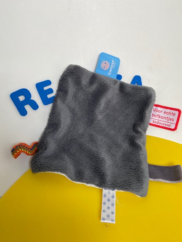 K2270 snoozebaby sudocrem doekje grijs wit klein formaat, Kinderen en Baby's, Speelgoed | Knuffels en Pluche, Ophalen of Verzenden