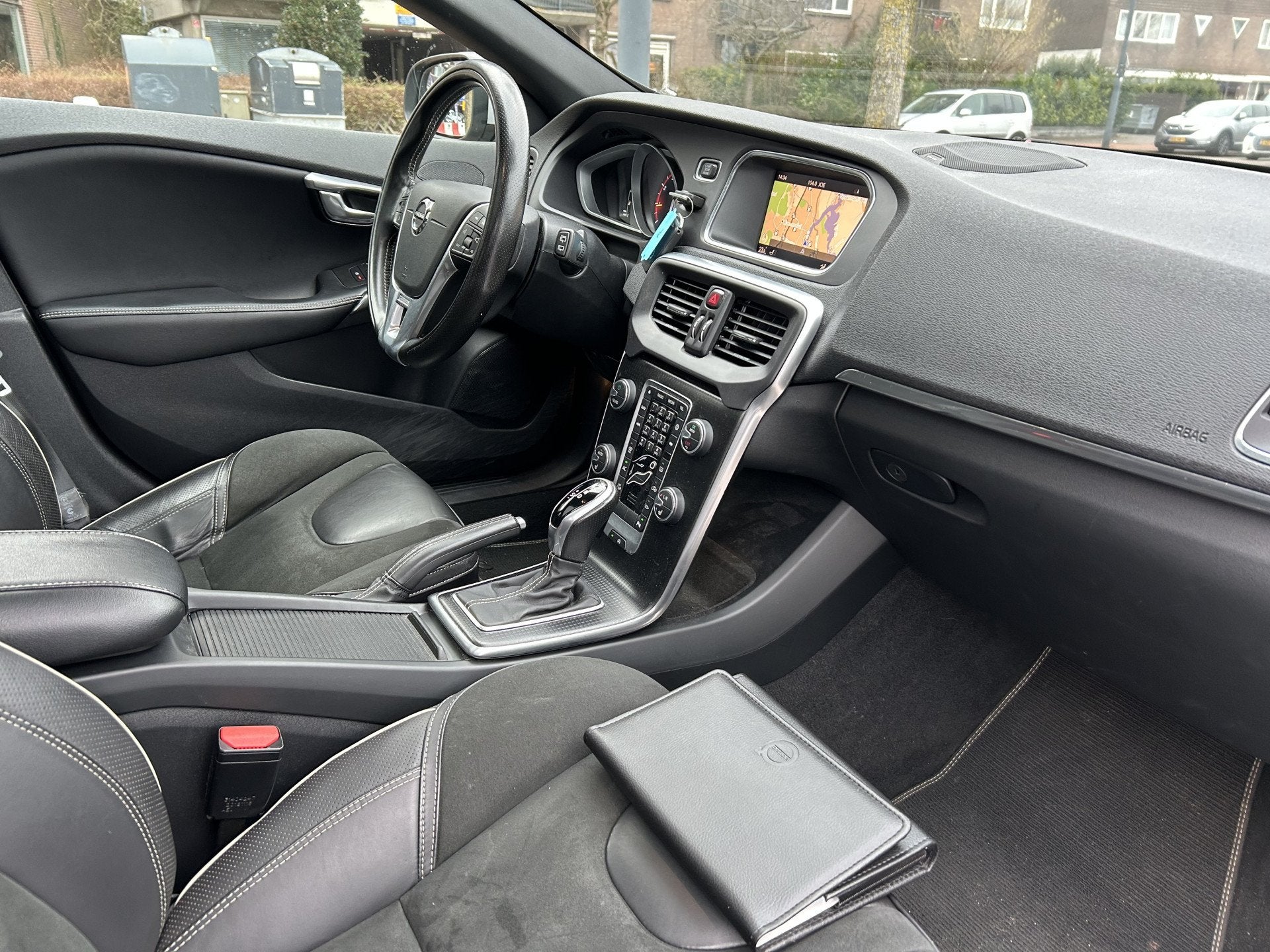 Volvo V40 1.5 T3 Polar+ Sport R design Panodak navi ecc, 4 cilinders, 700 kg, Origineel Nederlands, Bedrijf