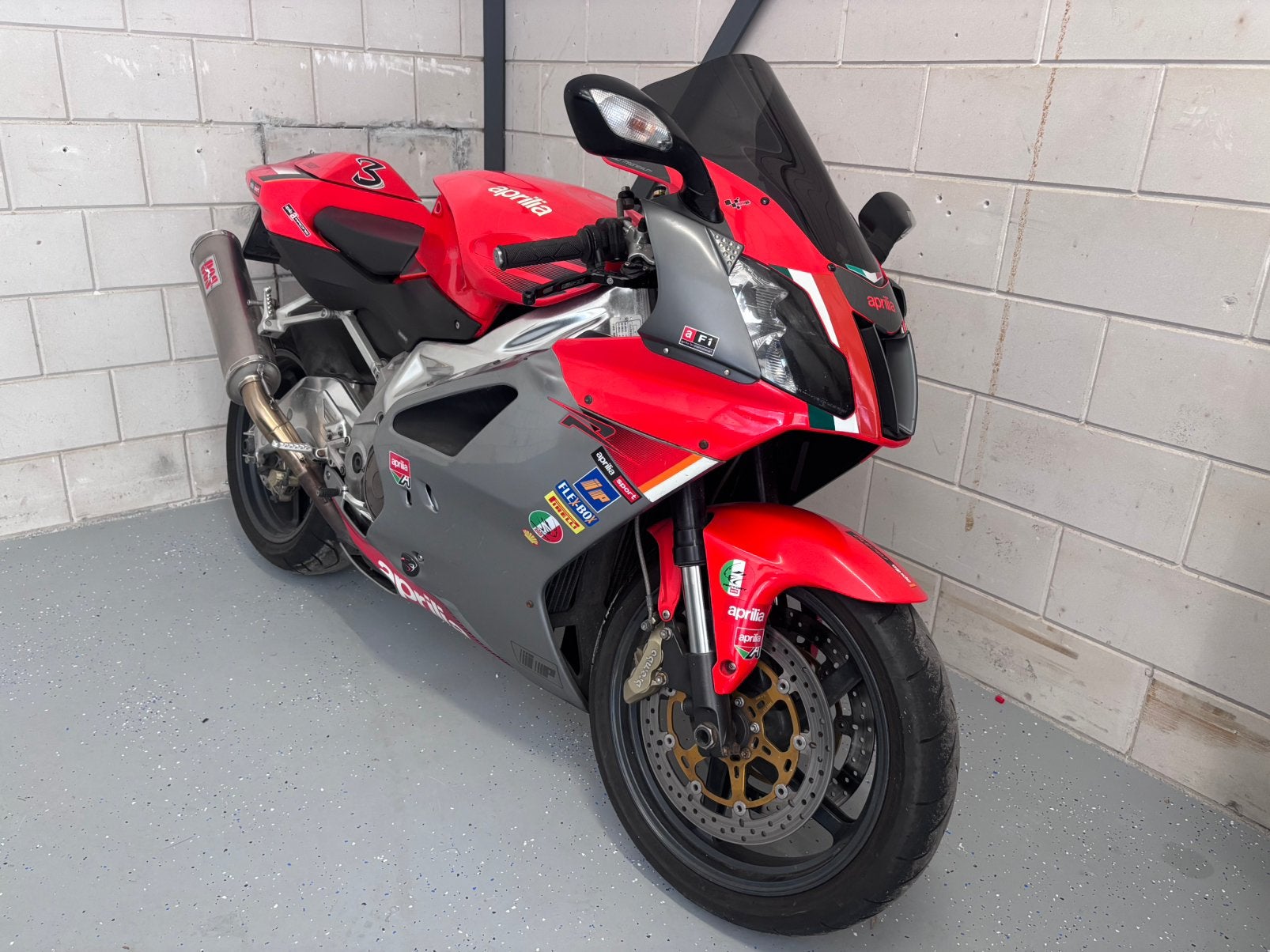 Nette Aprillia RSV1000 R Mille BOS uitlaat INRUIL auto mog., Motoren, 2 cilinders, Occasion, Motorrijbewijs A, Bedrijf