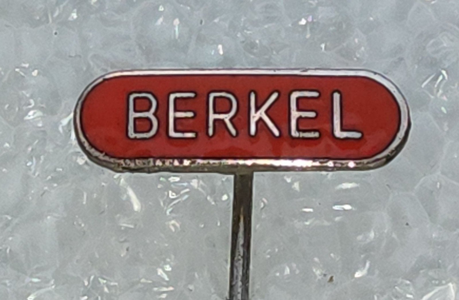Emaille Speldje Berkel Weegschalen, Ophalen of Verzenden, Gebruikt, Merk, Speldje of Pin