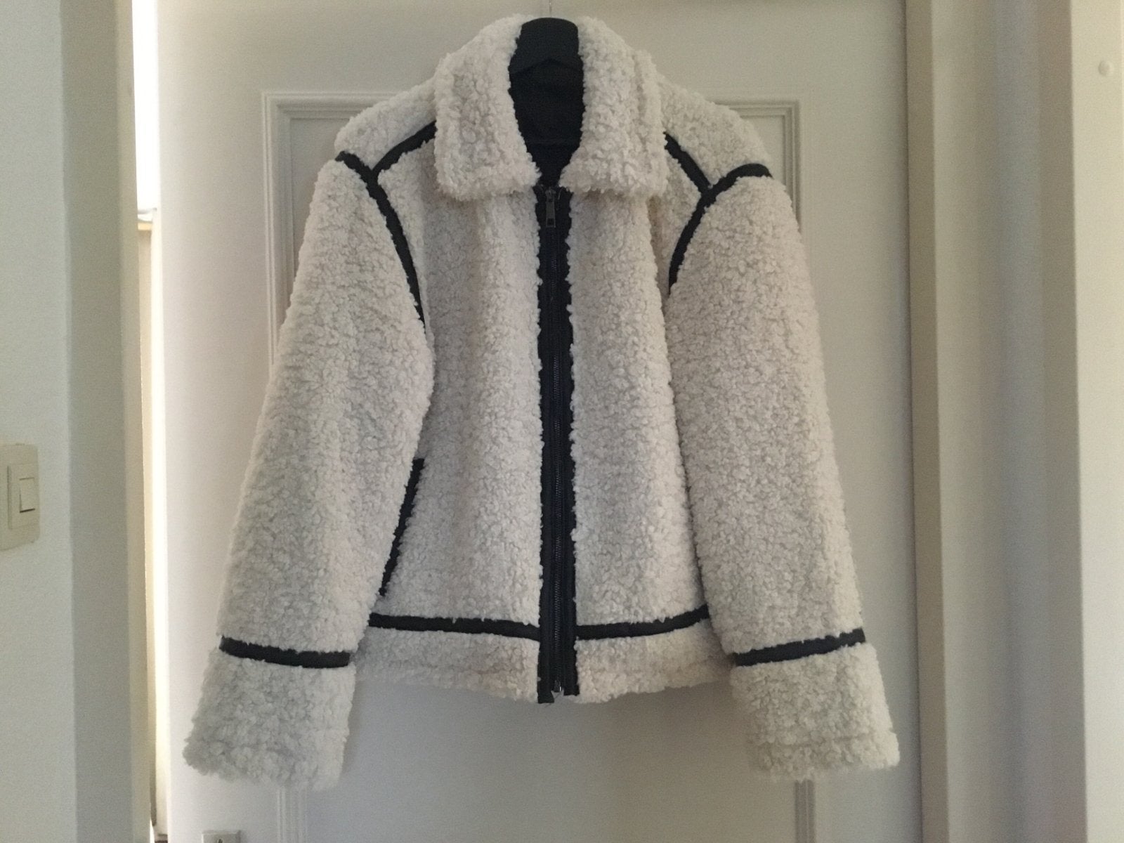 Witte teddy jas met zwarte accenten, Ophalen of Verzenden, Zo goed als nieuw, Maat 38/40 (M), Wit