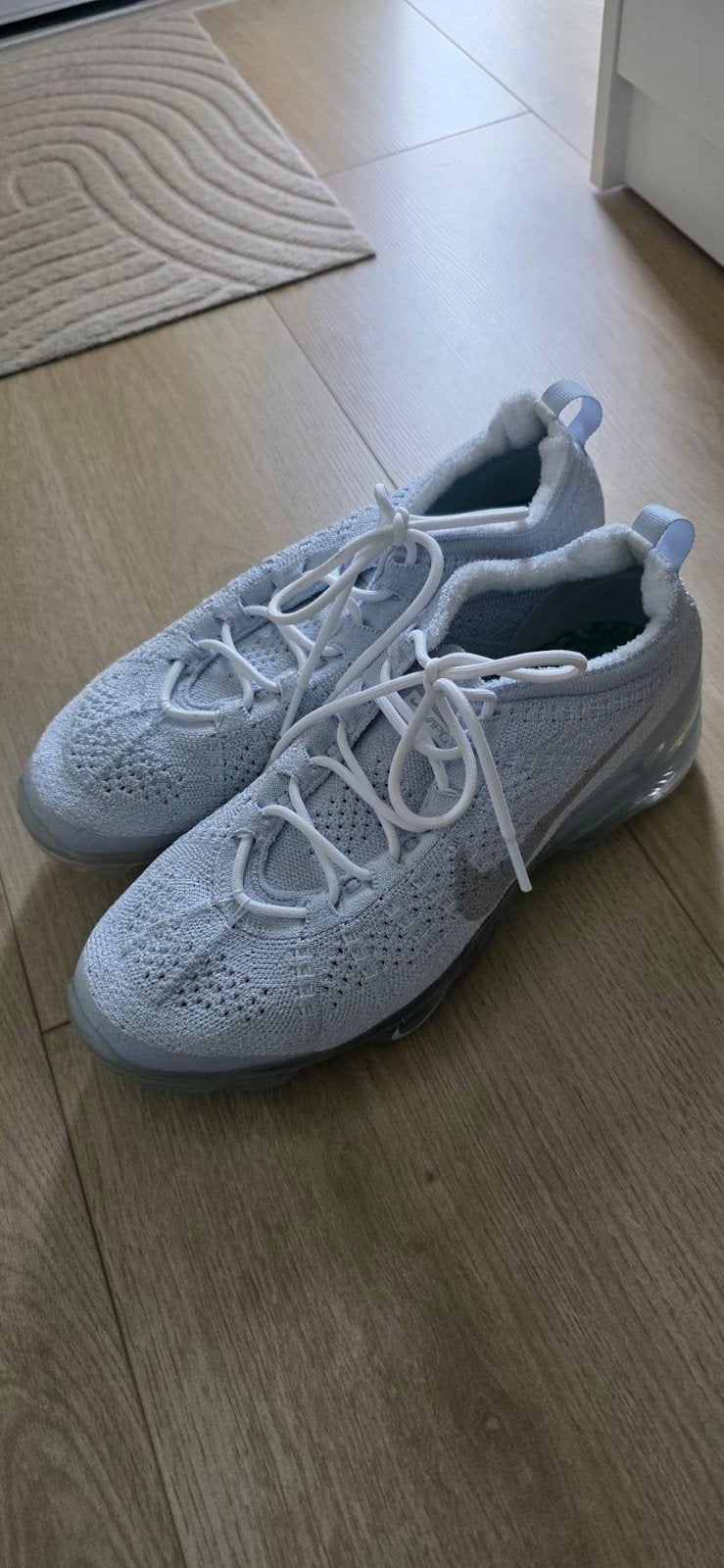 Nike Air Vapormax Flyknit - Lichtblauw, Ophalen of Verzenden, Zo goed als nieuw, Blauw, Sneakers of Gympen