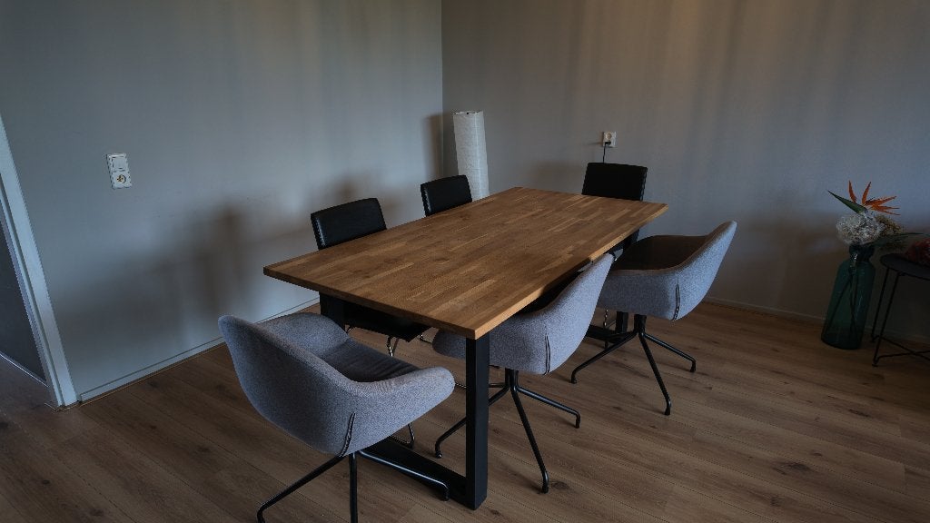 Eikenhouten eettafel met 6 stoelen (3 zwart, 3 grijs), Huis en Inrichting, Ophalen, Gebruikt, Eikenhout, 50 tot 100 cm