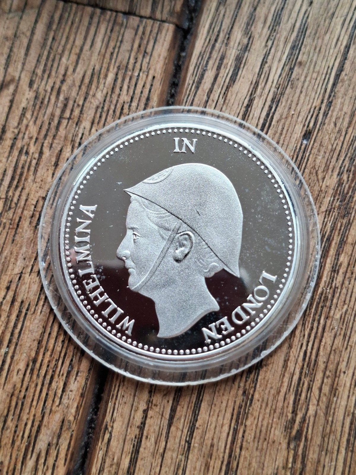 Wilhelmina In Londen herdenkingsuitgifte verzilverde herslag, Ophalen of Verzenden, Overige soorten, Nederland, Embleem of Badge
