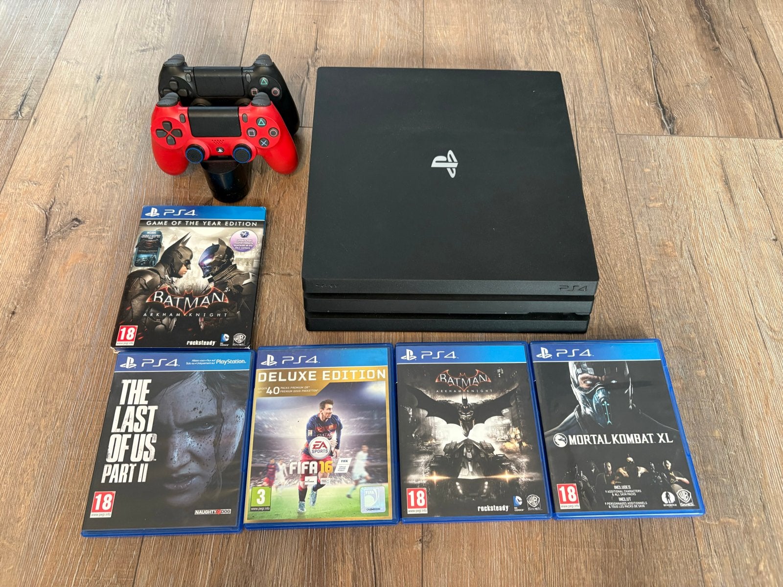 PS4 Pro 1TB met 2 controllers, 5 games en laadstation, Gebruikt, Vanaf 18 jaar, Overige genres, 2 spelers